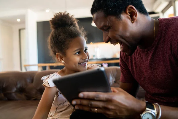 Padre e figlia utilizzando tablet digitale a casa. — Foto Stock