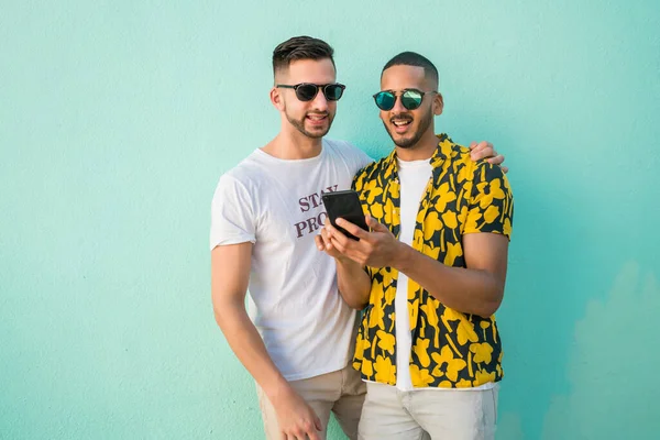 Gay casal passando tempo juntos enquanto usando telefone. — Fotografia de Stock