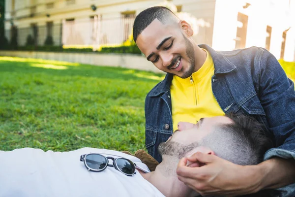 Schwules Paar verbringt Zeit zusammen im Park. — Stockfoto