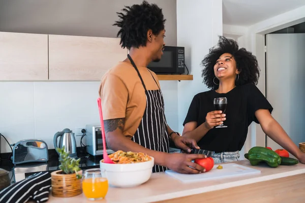 Afro pár vaření společně v kuchyni. — Stock fotografie