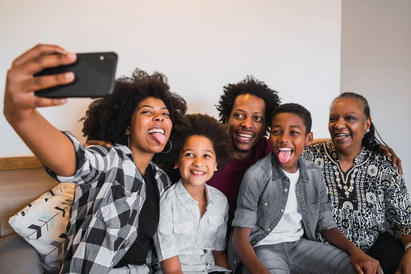 Flergenerationsfamilj tar selfie med telefon hemma. — Stockfoto