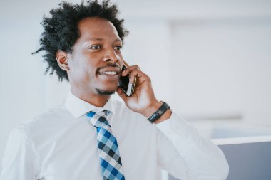 İş adamı telefonda konuşuyor..