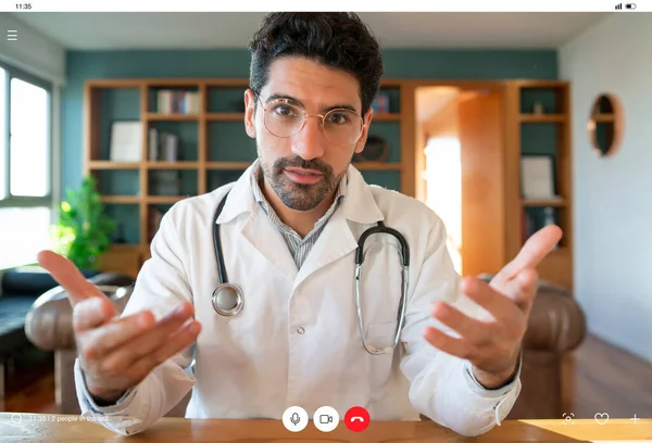 Dokter pada panggilan video dengan pasien. — Stok Foto