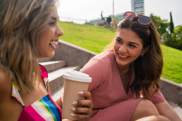 Dos amigos pasando tiempo juntos al aire libre. — Foto de Stock