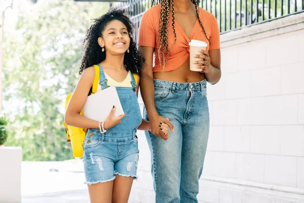 Mutter bringt ihre Tochter zur Schule. — Stockfoto