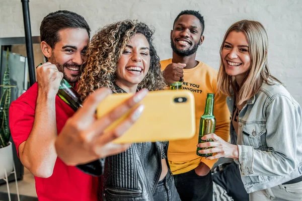 Grupo de amigos tirando uma selfie com um telefone celular. — Fotografia de Stock