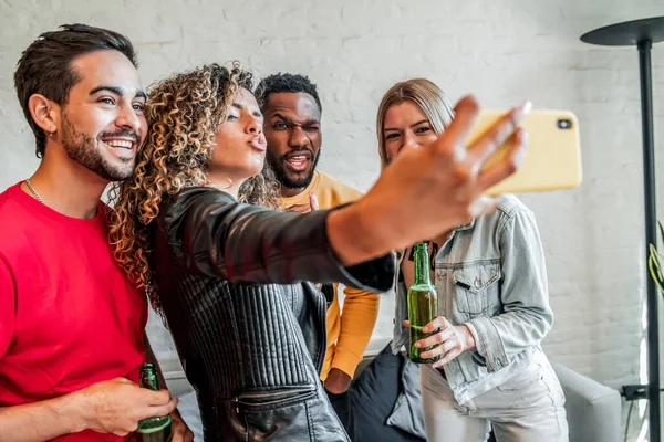 Grupo de amigos tirando uma selfie com um telefone celular. — Fotografia de Stock