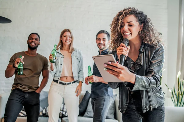 Grupo de amigos jogando karaoke em casa. — Fotografia de Stock