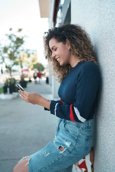 Mujer joven usando su teléfono móvil al aire libre en la calle. —  Fotos de Stock