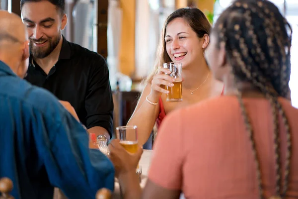 Gruppo di amici che si godono la birra insieme in un bar. — Foto Stock