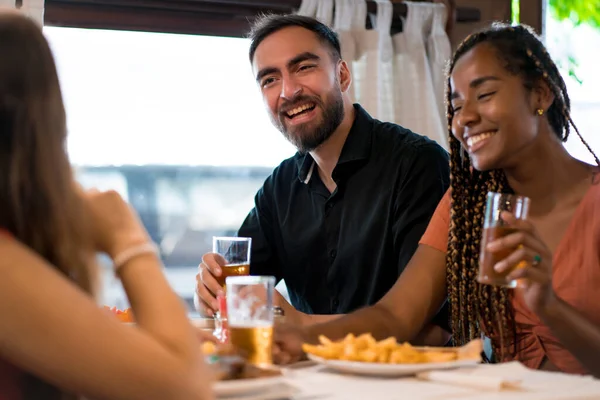 Gruppo di amici che si godono la birra insieme in un bar. — Foto Stock