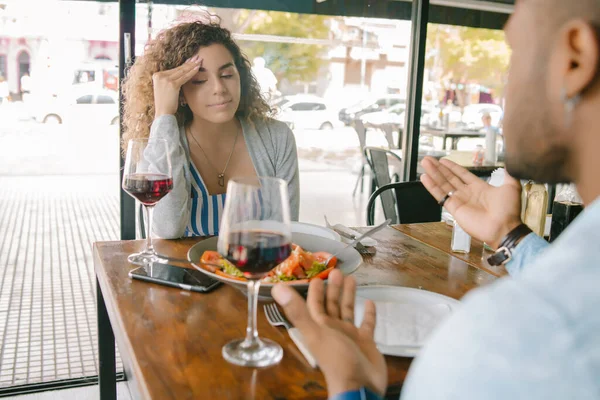 Couple discutant lors d'une date dans un restaurant. — Photo