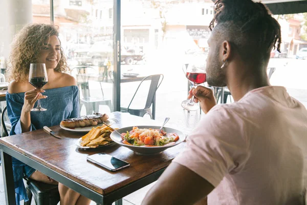 Giovane coppia che ha un appuntamento in un ristorante. — Foto Stock