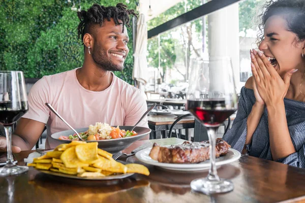 Coppia che pranza insieme in un ristorante. — Foto Stock