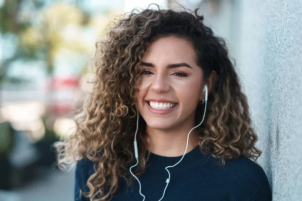 Mulher latina sorrindo enquanto estava de pé ao ar livre na rua. — Fotografia de Stock