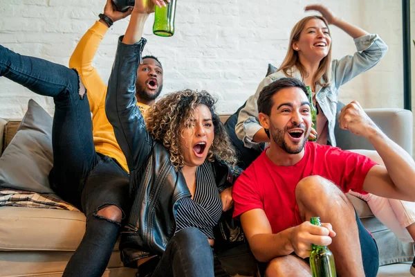 Amigos se divertindo enquanto assistem um jogo juntos. — Fotografia de Stock