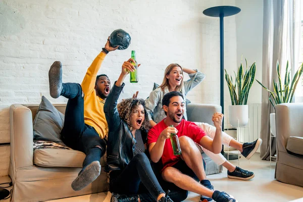 Amigos se divertindo enquanto assistem um jogo juntos. — Fotografia de Stock