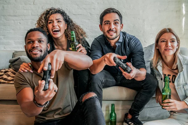 Grupo de amigos jogando videogames juntos. — Fotografia de Stock