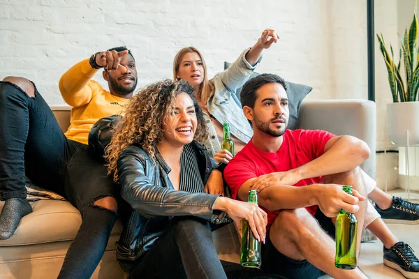 Amigos se divertindo enquanto assistem um jogo juntos. — Fotografia de Stock