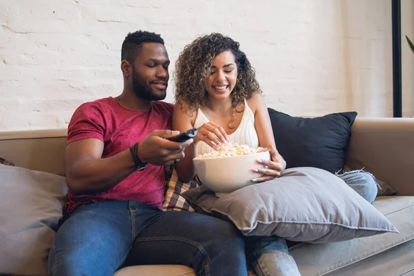 Pareja joven pasando un buen rato juntos en casa. —  Fotos de Stock