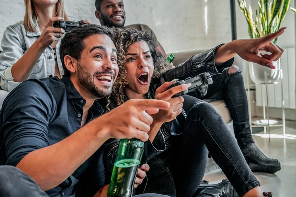 Grupo de amigos jogando videogames juntos. — Fotografia de Stock