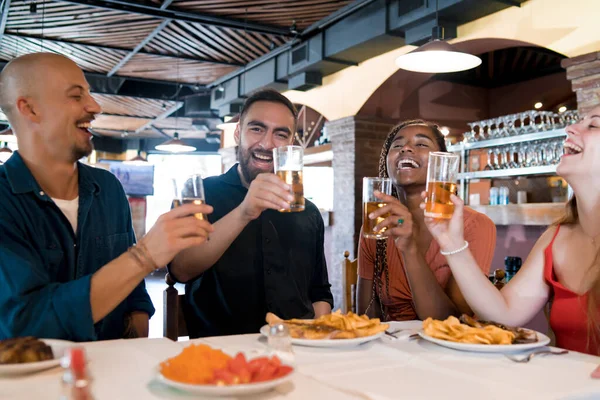 Gruppo di amici che si godono un pasto insieme in un ristorante. — Foto Stock