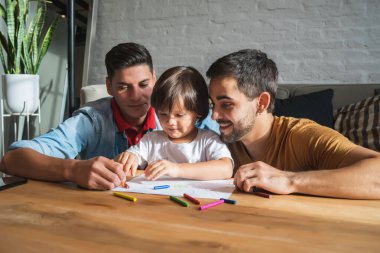 Eşcinsel çift evlerinde oğluyla eğleniyor..