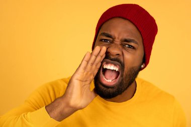 Genç afro adam kameraya doğru bağırıyor..