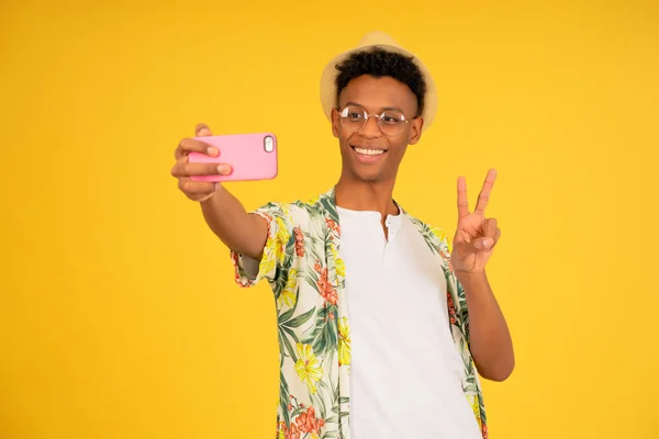 Genç turist cep telefonuyla selfie çekiyor.. — Stok fotoğraf