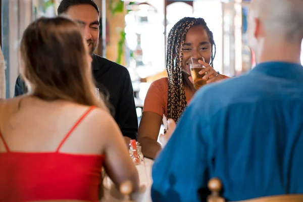 Amici che si divertono a bere birra insieme in un bar o pub. — Foto Stock