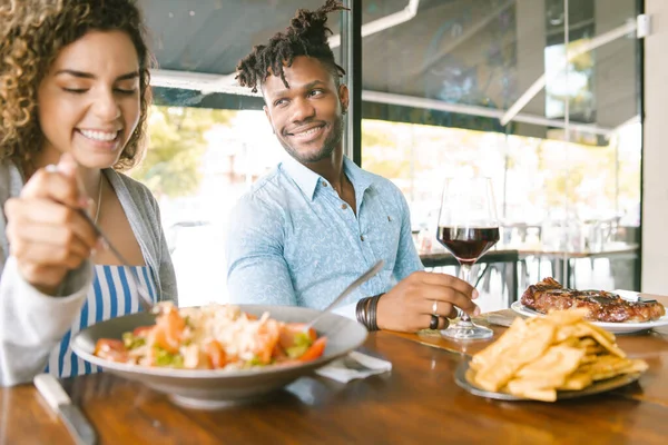 Giovane coppia che ha un appuntamento in un ristorante. — Foto Stock