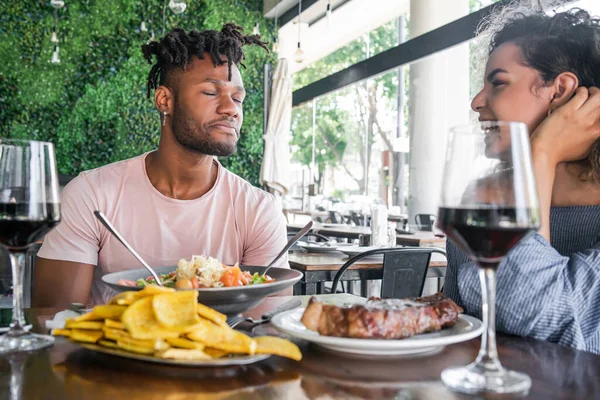 Giovane coppia che pranza insieme in un ristorante. — Foto Stock