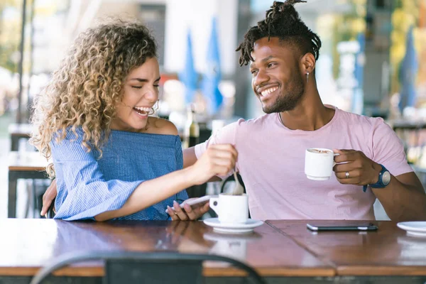 Junges Paar trinkt Kaffee in einem Café. — Stockfoto