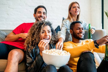 Arkadaşlar maç izlerken iyi vakit geçiriyorlar..