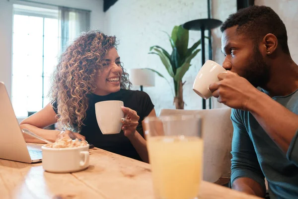 Junges Paar frühstückt gemeinsam zu Hause. — Stockfoto