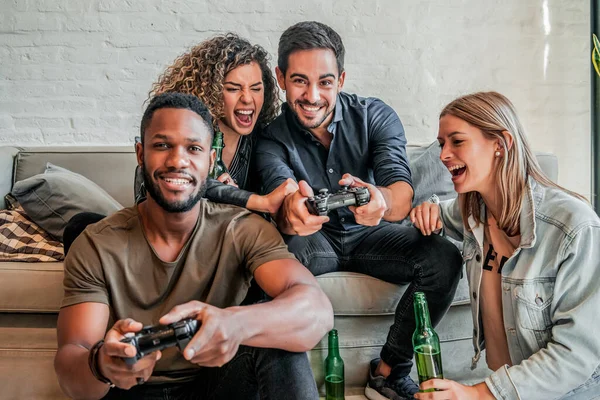 Group of friends playing video games together. — Stock Photo, Image