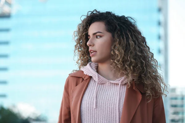 Latin woman walking outdoors on the street. — Stock Photo, Image