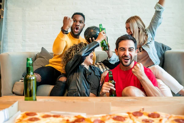 Amigos se divertindo enquanto assistem um jogo juntos. — Fotografia de Stock