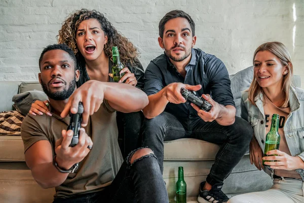 Grupo de amigos jogando videogames juntos. — Fotografia de Stock