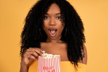 Patlamış mısır yiyen afro kadın..