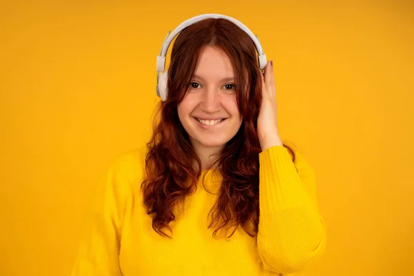 Young woman listening music with headphones. — Stock Photo, Image