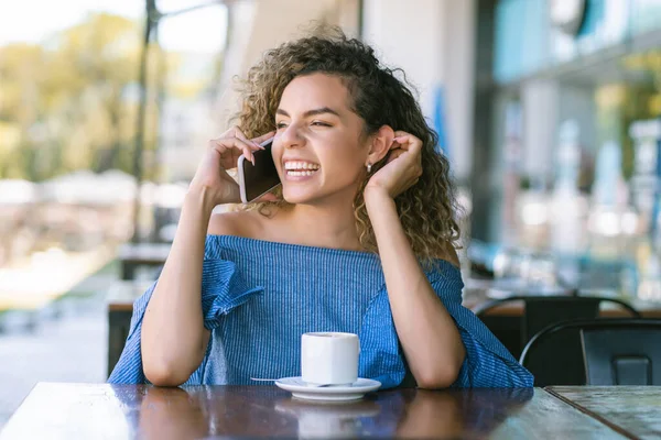 Femme parlant au téléphone dans un café. — Photo