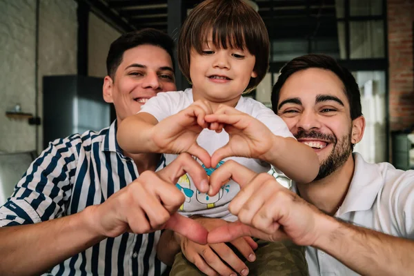 Ευτυχισμένο ζευγάρι γκέι με το γιο τους. — Φωτογραφία Αρχείου