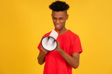 Öfkeli adam sesini yükseltmek için megafonla bağırıyor..