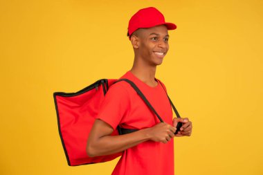 Kırmızı üniformalı bir teslimatçının portresi..