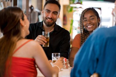 Arkadaşlar barda ya da barda birlikte bira içmekten zevk alıyorlar..