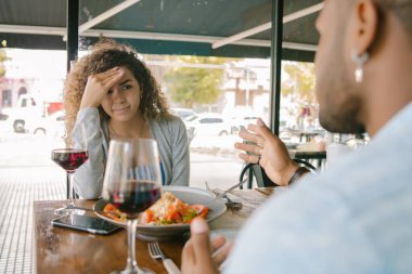 Bir çiftin restoranda randevusu var..