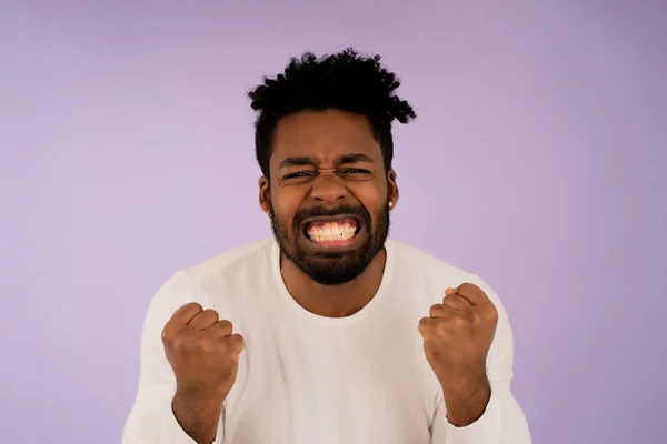 Porträt eines jungen Afro-Mannes, der Erfolg feiert. — Stockfoto