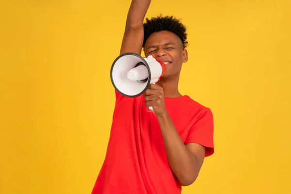 Afro adam sesini yükseltmek için megafon kullanıyor.. — Stok fotoğraf