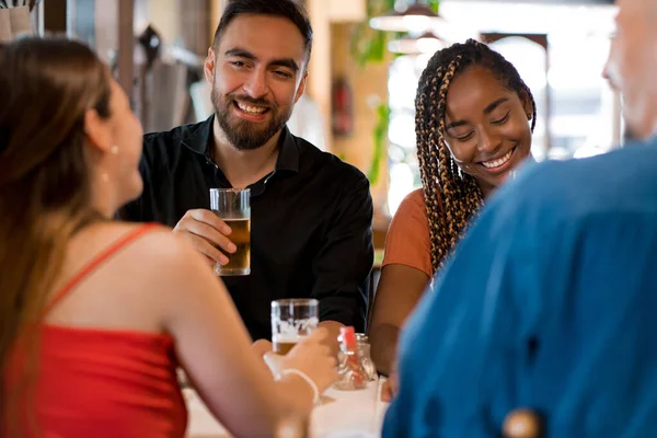 Amici che si divertono a bere birra insieme in un bar o pub. — Foto Stock